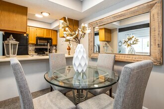 Hunter's Pointe Apartments in Overland Park, KS - Building Photo - Interior Photo