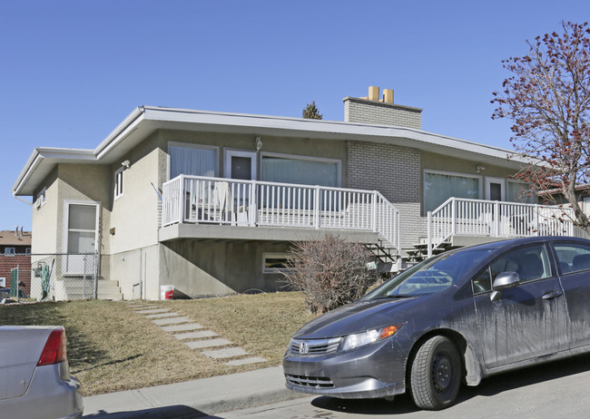 2009 Urquhart Rd NW in Calgary, AB - Building Photo - Primary Photo