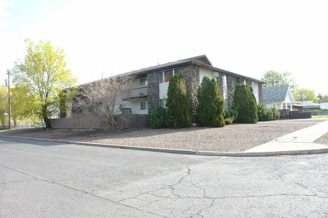 1030 W Frederick Ave in Spokane, WA - Foto de edificio - Building Photo