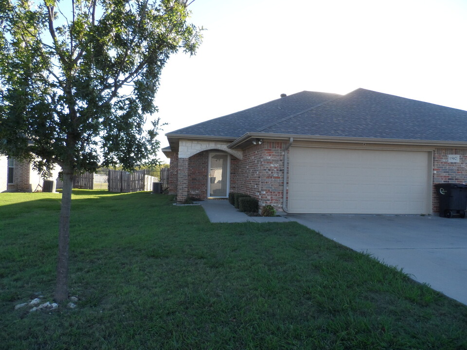 1502 Glenhaven Dr in Cleburne, TX - Building Photo