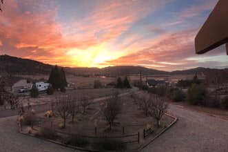 23740 Lakeview Dr in Tehachapi, CA - Foto de edificio - Building Photo