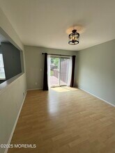 81 Atrium Way in Englishtown, NJ - Foto de edificio - Building Photo