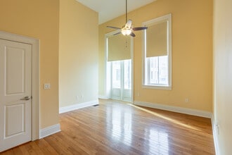 401 Brady St in Davenport, IA - Building Photo - Interior Photo