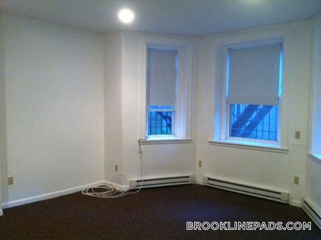 1077 Beacon St, Unit B in Brookline, MA - Foto de edificio - Building Photo