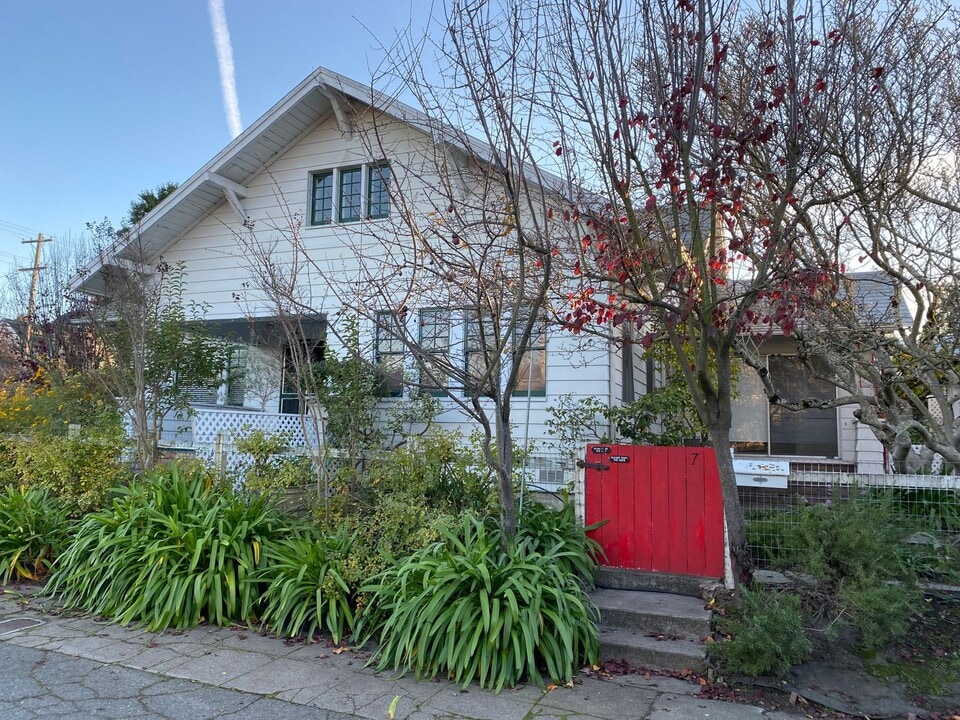 800 B St in Petaluma, CA - Building Photo