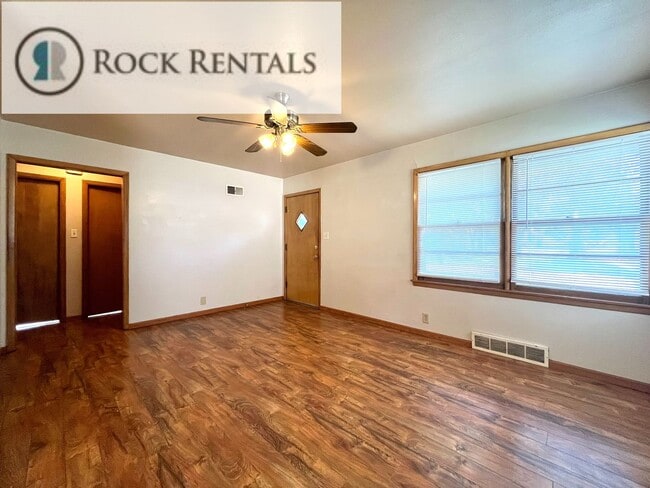 1606 E 5th Ave in Hutchinson, KS - Foto de edificio - Building Photo