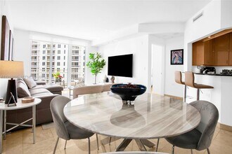 801 Brickell Key Blvd in Miami, FL - Building Photo - Building Photo