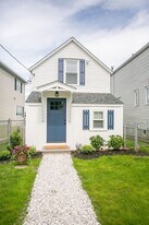 67 Cedar Ave in Portsmouth, RI - Building Photo