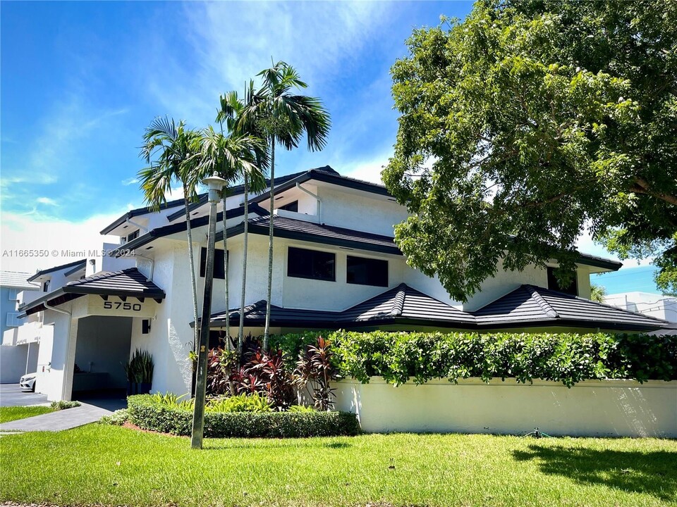 5750 Turin St in Coral Gables, FL - Foto de edificio