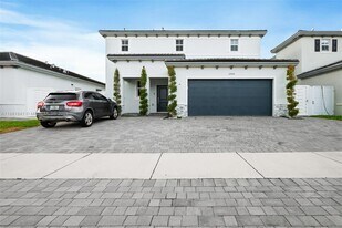 13535 SW 184th Ter in Quail Heights, FL - Building Photo