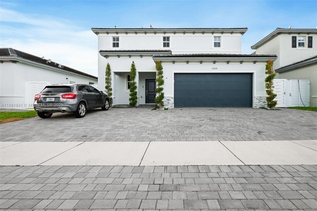 13535 SW 184th Ter in Quail Heights, FL - Building Photo