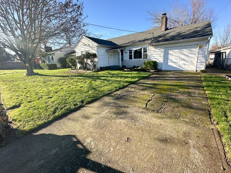 1069 Evergreen Ave NE in Salem, OR - Building Photo