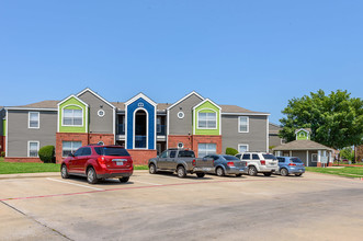 Country Park Apartment Homes in Denton, TX - Foto de edificio - Building Photo