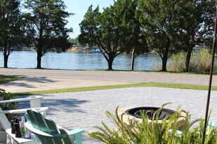 1139 N Bayshore Dr in Valparaiso, FL - Building Photo