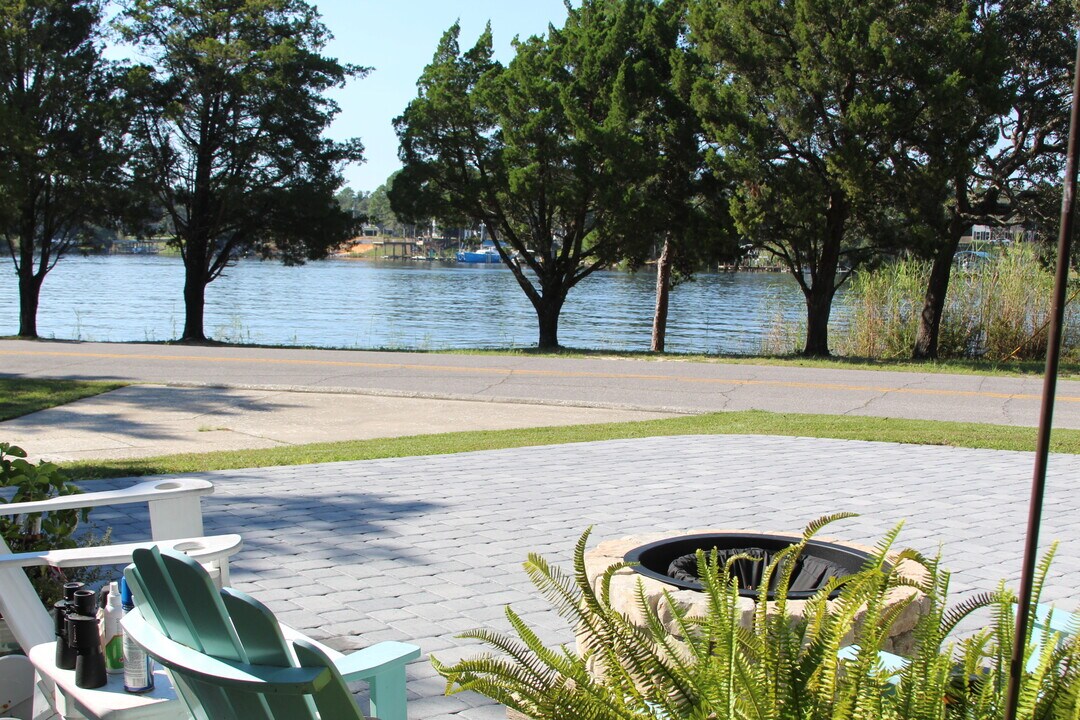 1139 N Bayshore Dr in Valparaiso, FL - Building Photo