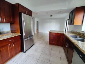 181 Wimbledon Lakes Dr in Plantation, FL - Building Photo - Building Photo
