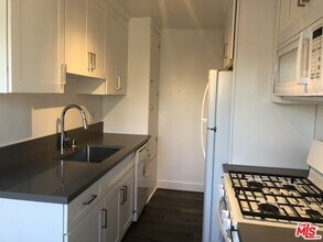 833 E 108th St-Unit -11 in Los Angeles, CA - Building Photo - Building Photo