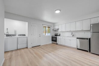 54 Evergreen St in West Babylon, NY - Building Photo - Building Photo