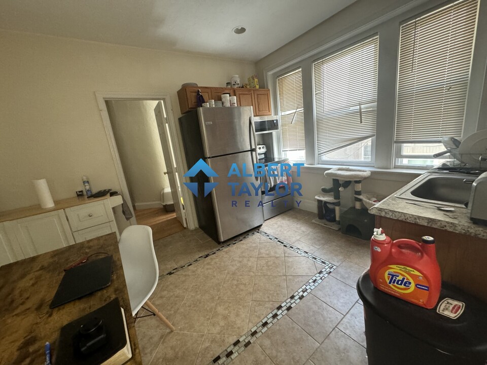 244 Kelton St, Unit uni6 2-bed 1-bath in Boston, MA - Foto de edificio