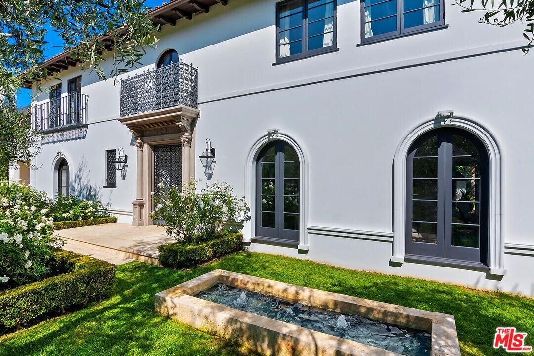 704 N Palm Dr in Beverly Hills, CA - Building Photo