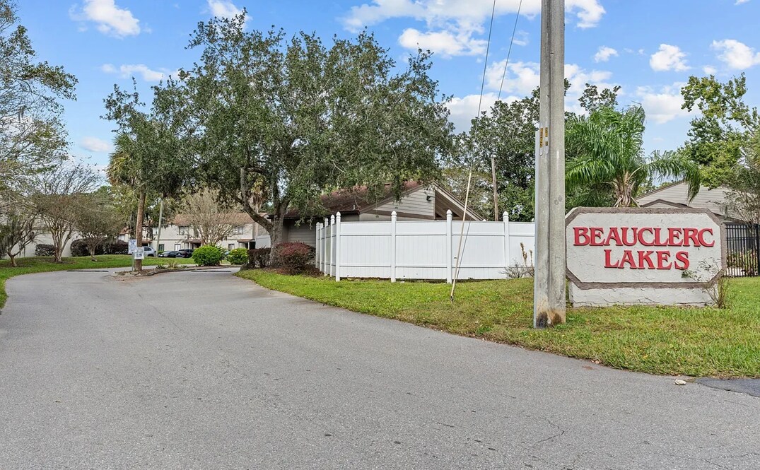 8300 Plaza Gate Ln, Unit 1082 in Jacksonville, FL - Building Photo