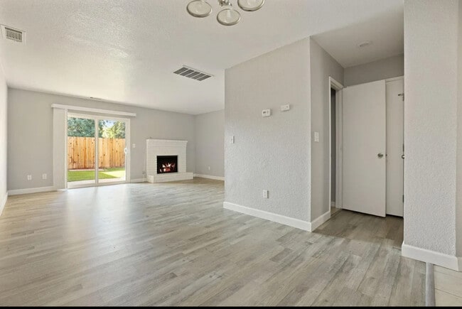 552 Pirinen Ln, Unit Villas at Creekside in Modesto, CA - Building Photo - Building Photo