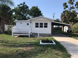 7037 Lofty Dr in Port Richey, FL - Building Photo