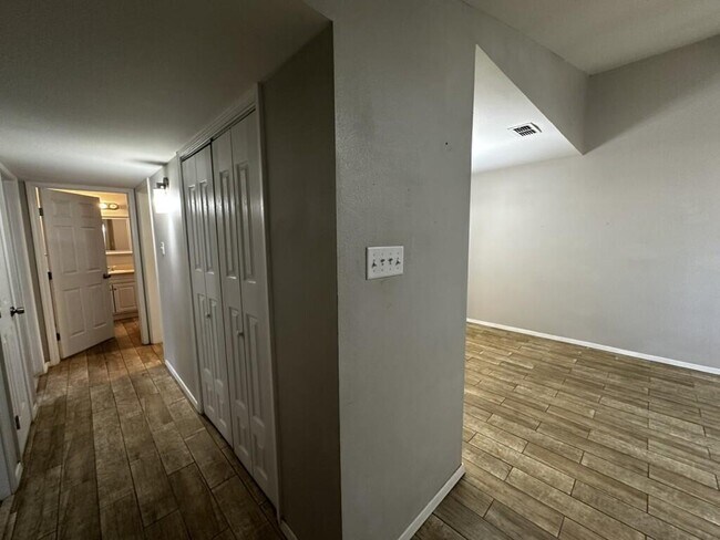 1706 Elkhart Ave in Lubbock, TX - Foto de edificio - Building Photo