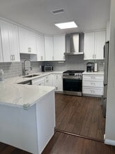 5263 Creekside Rd in Camarillo, CA - Building Photo - Building Photo