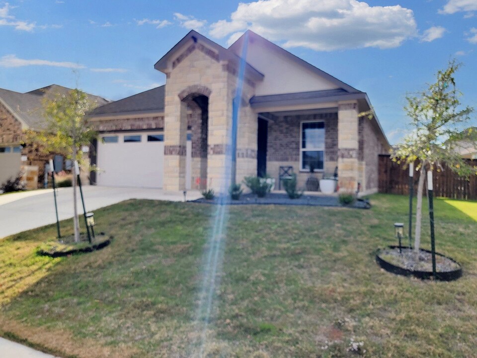 304 Peace Pipe Way in Georgetown, TX - Foto de edificio