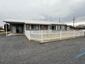 300 Fir Ave in Warden, WA - Building Photo