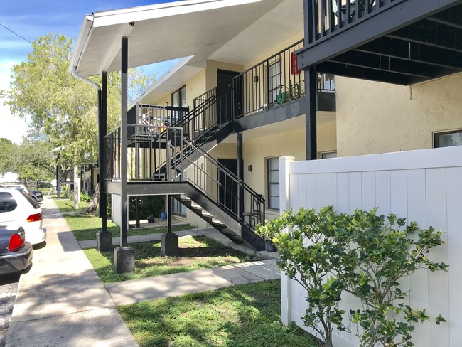 Columbia Oaks Apartments in Tampa, FL - Building Photo - Building Photo