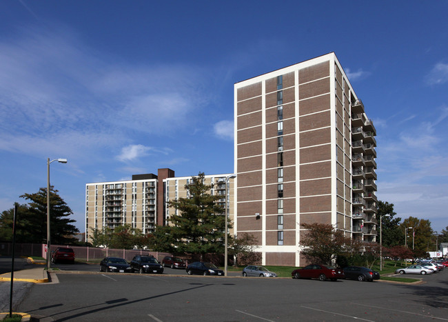 McLean House Condominiums in McLean, VA - Building Photo - Building Photo