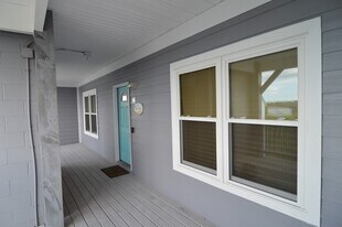 108 Pelican Dr in Atlantic Beach, NC - Building Photo