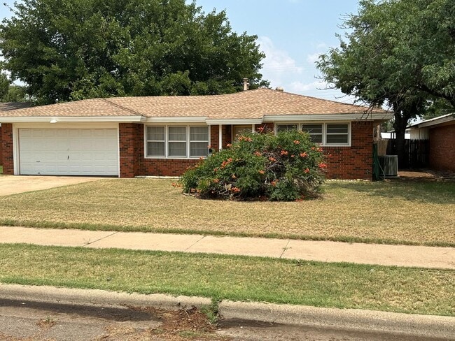 5006 11th St in Lubbock, TX - Building Photo - Building Photo
