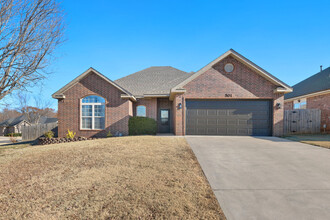501 SW Duke Ave in Bentonville, AR - Building Photo - Building Photo