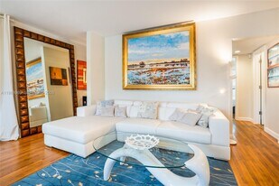 113 SW 2nd St in Hallandale Beach, FL - Building Photo