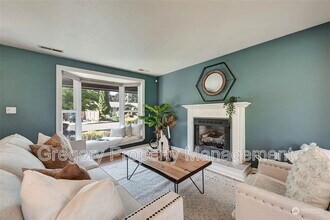9772 NE 124th Pl in Kirkland, WA - Building Photo - Building Photo