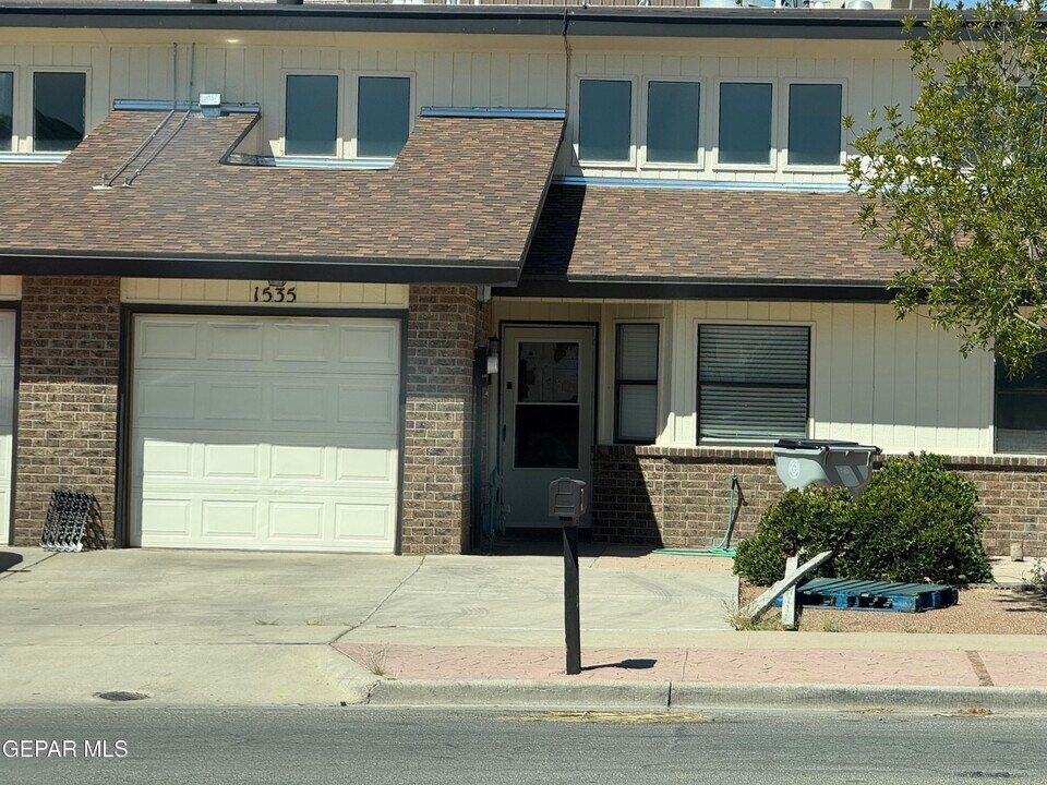 1531 Common Dr in El Paso, TX - Building Photo