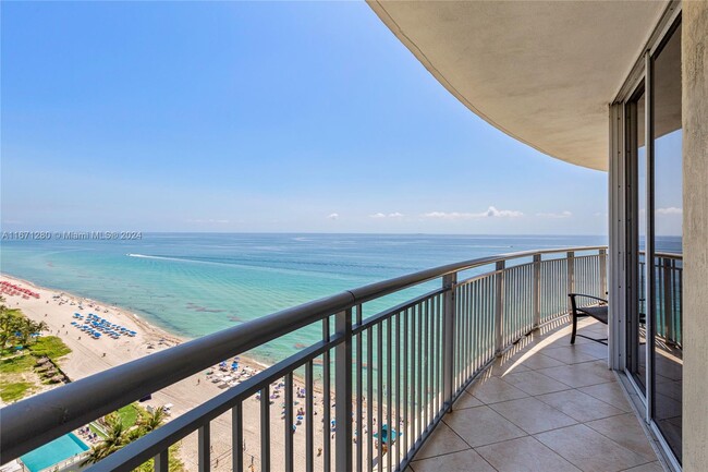 17375 Collins Ave in Sunny Isles Beach, FL - Building Photo - Building Photo