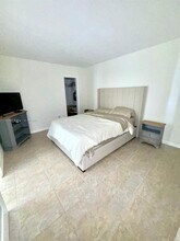 2930 Point East Dr in Aventura, FL - Foto de edificio - Building Photo