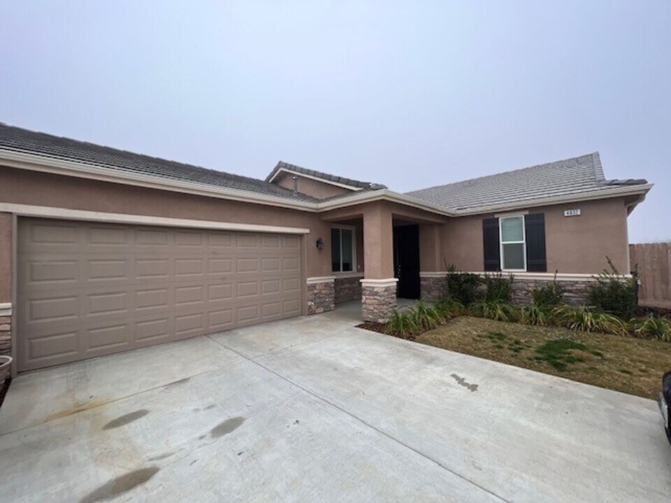 4832 W Flagstaff Ave in Visalia, CA - Building Photo