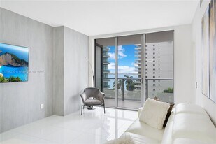 1300 Brickell Bay Dr in Miami, FL - Building Photo