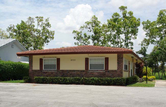 8701 NW 38th Dr in Coral Springs, FL - Foto de edificio - Building Photo