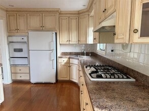 14 Genesee Dr in Commack, NY - Foto de edificio - Building Photo