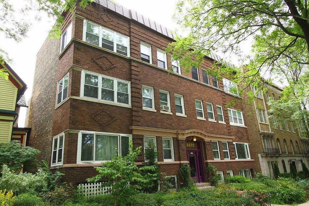 2572 N Prospect Ave, Unit G in Milwaukee, WI - Foto de edificio