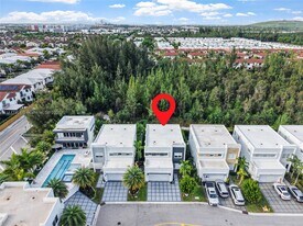 10373 NW 68th Ter in Doral, FL - Building Photo