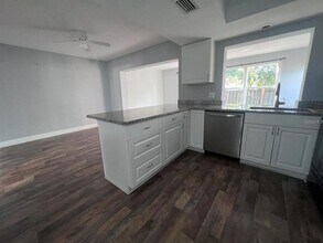 2072 Los Lomas Dr in Clearwater, FL - Building Photo - Building Photo