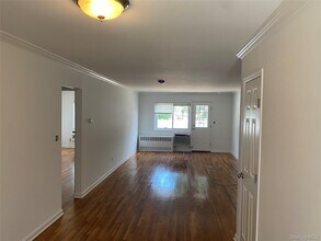 348 Dawson Ln in Jericho, NY - Building Photo - Building Photo