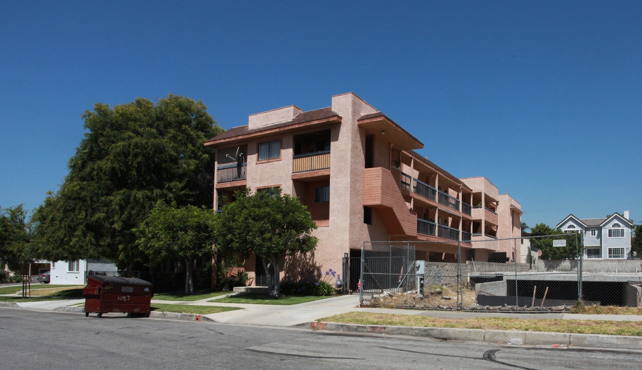 1057 Elm Ave in Glendale, CA - Foto de edificio